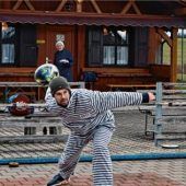 Häftlinge und Eremiten liefern sich Eisstock-Wettkampf