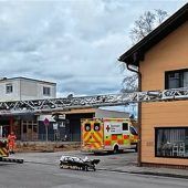Patienten mit Drehleiter geborgen – Münchner Straße komplett gesperrt