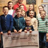 Klöpfl-Kinder überreichen Spende