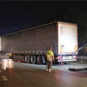 Festgefahrener Lkw blockiert B12