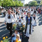 Volksfestfestzug mit 1.300 Teilnehmern