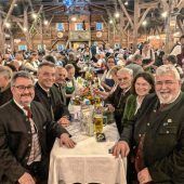 Ein Dorf feiert gemeinsam