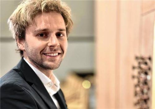 Aaron Voderholzer spielt mühelos freudig die Orgel.Foto JANKA