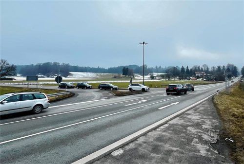Ab dem dreiarmigen Knotenpunkt Staatsstraße 2078 und Kreisstraße RO 8 wird die Kirchdorfer Straße bis zum Ortszentrum mit einer bituminösen Oberbauverstärkung versehen. Foto Neuwirth
