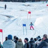 42 Nachwuchsskifahrer lernen erste Schwünge