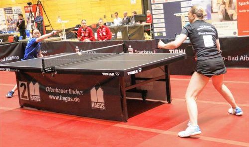 Alina Zavarykina (links) – hier im Einzel gegen Elena Kuzmina – war maßgeblich an Kolbermoors Heimsieg gegen die TTG Bingen/Münster-Sarmsheim beteiligt.Foto Gerhard Erlich