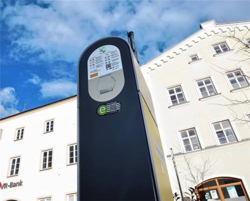 Alles andere als schnell: Es gibt in Neumarkt-St. Veit bislang nur zwei Ladesäulen für E-Autos, und zwar auf dem Stadtplatz. Die Ladevorgänge dauern eine gefühlte Ewigkeit. Der Ausbau der Infrastruktur ist auch Thema im Wahlkampf. Foto Josef Enzinger