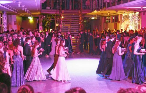 Alljährliches Ritual: Der Einzug der Debütanten im Stil des Wiener Opernballs. Foto Sönmez