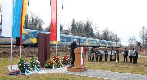 Als Heiko Büttner, Konzernbevollmächtigter für Bayern bei der Deutschen Bahn, zu den Trauergästen sprach, passierte im Hintergrund ein Regionalzug die eingleisige Strecke bei Bad Aibling.Fotos  Hadersbeck
