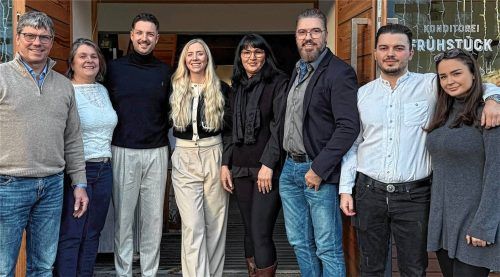 Alte und neue Pächterfamilie: (von links) Michael Wallner, Maria Wallner, Maximilian Peter, Stefanie Wallner, Antigona Ferizi, Bedri Ferizi, Alaudin Ferizi und Jenny Stubla. Foto re