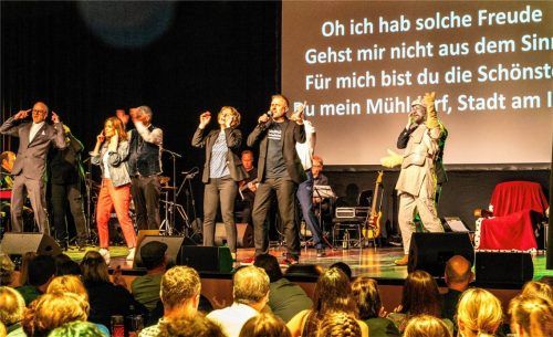 Am Ende gibt es eine stimmgewaltige Liebeserklärung an Mühldorf: „Für mich bist du die Schönste“ sangen die Darsteller und das Publikum klatschte und sang dazu begeistert mit. Fotos  Mayer