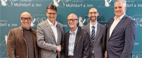 Am InnKlinikum Mühldorf entsteht ein neuer Leuchtturm der rehabilitativen Versorgung: (von links) Medizinvorstand Dr. Wolfgang Richter, Landrat Max Heimerl, Chefarzt Herfried Baum, Klinikleiter Stefan Blanke und Vorstandsvorsitzender Thomas Ewald. Foto re