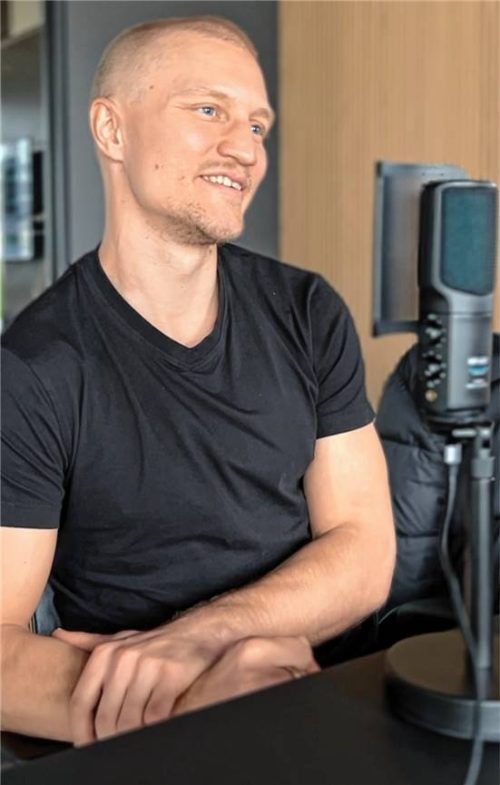 Am Podcast-Mikrofon: Teemu Pulkkinen ist zu Gast in der neuen Folge von „Hart gecheckt“.Foto Marko Aleksic