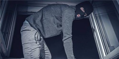 Am vergangenen Wochenende sind zwei vermummte Personen in eine Doppelhaushälfte in Fürstätt eingebrochen. Bei einem Tatverdächtigen handelt es sich um einen erst 14-Jährigen. Foto IMAGO / Bihlmayerfotografie