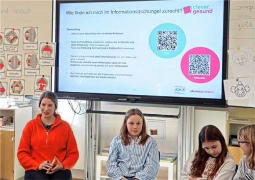 Amelie Krause (links) bei der Diskussion mit den Jugendlichen. Foto Stache