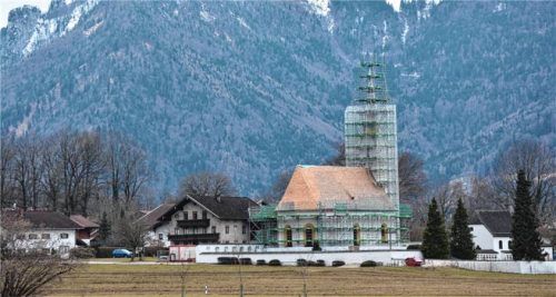 An der Kirchendachsanierung beteiligt sich die Gemeinde mit einem Zuschuss von 15.000 Euro. Dies ist eine freiwillige Leistung der Gemeinde. Foto Eder