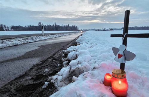 An der Kreisstraße RO35 bei Schonstett erinnern ein geweihtes Kreuz, Kerzen und ein gebasteltes Engelchen an Mirek Bielenberg aus Vogtareuth, der im Januar bei einem Autounfall ums Leben kam. Foto Birkhof