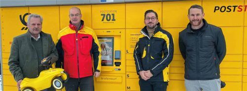 An der neuen Poststation: (von links) Rechtmehrings Bürgermeister Sebastian Linner, DHL-Vertriebsmanager Mathias Wiesholler, DHL-Politikbeauftragter Markus Ehm und DHL-Coach Andreas Cuscianna.Foto  DHL Group