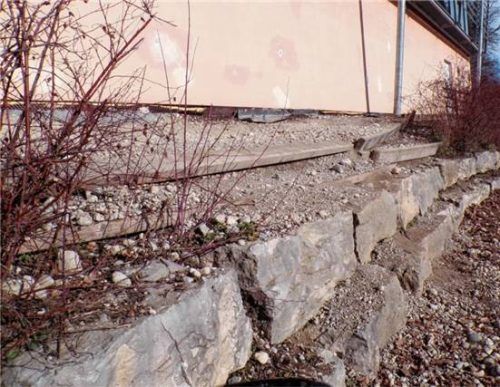 An der Südseite der Turnhalle bröckelt die Außenanlage. Sie soll neu gestaltet werden. Foto Unterforsthuber