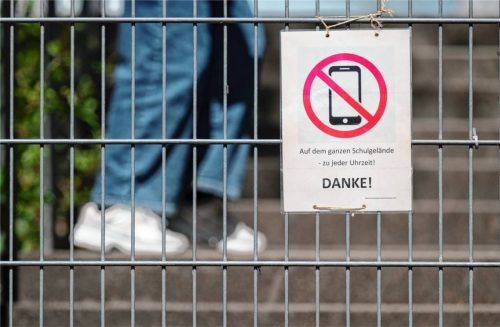 An vielen Schulen in der Region gibt es ein Handyverbot. Foto DPA