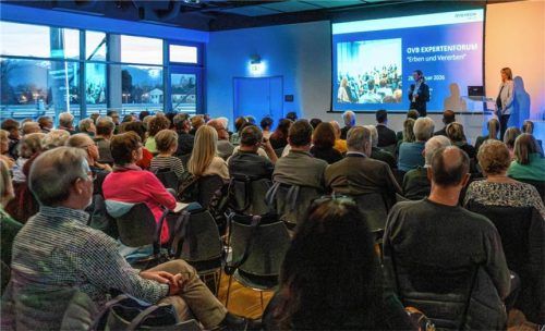 Andrea Schaller (links) begrüßte als Geschäftsführung OVB MEDIA Sales GmbH die 170 Gäste im OVB MEDIA Forum. Als Moderatorin führte wie schon bei der ersten Veranstaltung Eva-Maria Mayr durch den Abend. Foto hohnke