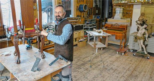Andreas Mittermüller in seinem „richtigen“ Beruf: Hier restauriert er einen Stuhl. Foto Baumann