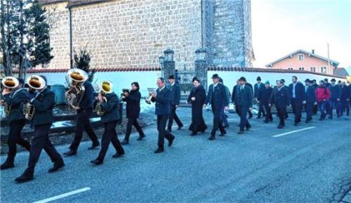 Angeführt von der Ottinger Blasmusik marschierten rund 60 Holzarbeiter und Forstbedienstete aus der gesamten Region anlässlich des Sebastianifestes von der Pfarrkirche zum Wirt in Kammer. Foto Hobmaier