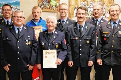 Anlässlich der Auszeichnung freuen sich neben Kreisbrandrat Richard Schrank (rechts) und (von links) Kreisbrandmeister Manfred Gierlinger Vorsitzender Christian Obermaier, Anton Ganterer (50), Kaspar Murner (60), Hermann Ganterer (25), Kilian Schlemer (Vorsitz) und Thomas Schneider (40) über die erhaltene Wertschätzung. Foto  Wastl