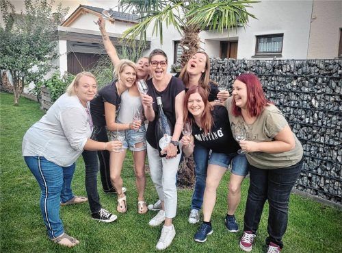 Anne Willkommen (Mitte) mit ihrer Mädelsclique, die nun erneut gemeinsam als „Team Anne“ gegen die Leukämie-Erkrankung der 38-Jährigen kämpft. Foto re