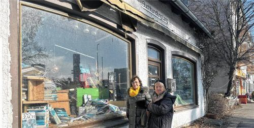 Annemarie Deschler (links) und Roswitha Wohland kritisieren, dass die Stadt Waldkraiburg bei verfallenen Gebäuden nicht genauer hinsieht. Foto Lohmann
