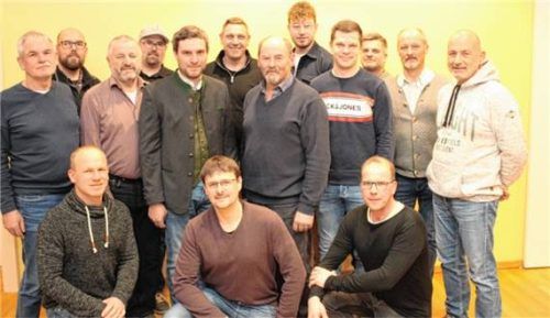 Anton Lentner (Mitte) und die Kandidaten der FWG Lengmoos. Foto re