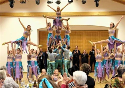 Applaus gab es für die Showdarbietung der Gardemädels unter dem diesjährigen Motto „Helau aus der Tiefe – der Faschingsverein Mangfalltal taucht ab“.Foto strim