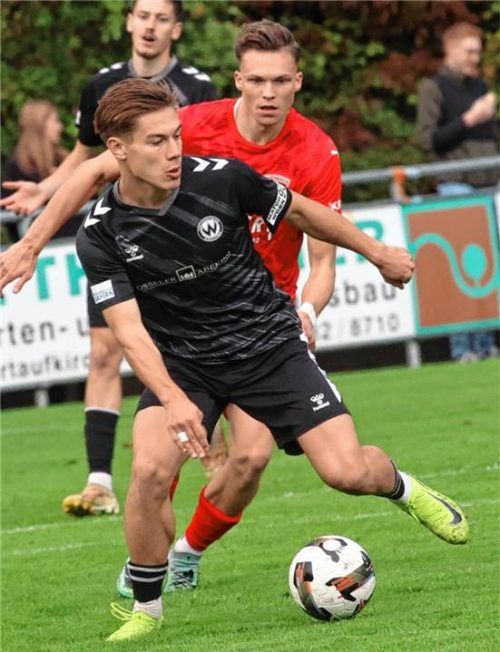 Artur Andreichyk, hier im Duell mit Buchbachs Tobias Stoßberger will sich in seiner ukrainischen Heimat den Traum vom Profi-Fußball erfüllen.Foto Michael Buchholz