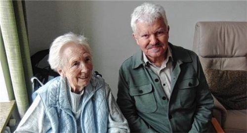 Auch Bürgermeister Erwin Baumgartner gratulierte Brigitte Haberger zu ihrem 90. Geburtstag. Foto jaensch