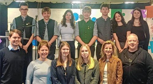 Auch Daniela Ludwig war zu Besuch: (von links vorne) Leonhard Sedlbauer, Justine Trautmann, Maja, Leonie, Daniela Ludwig und Markus Hittinger. In der hinteren Reihe: Valentin, Jakob, Isabella, Maxi, Tobias, Belya und Nina. Foto privat