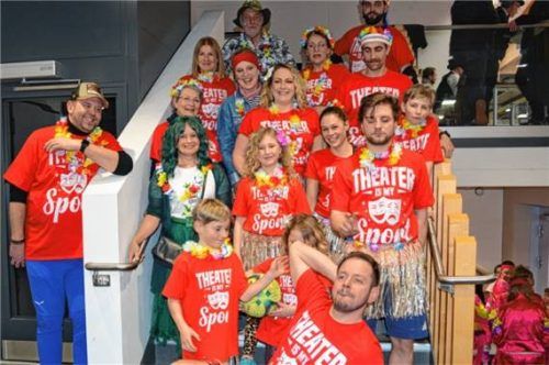 Auch die „Bauernbühne Grassau“ erschien in bunten Kostümen beim Turnier.Foto  Eder