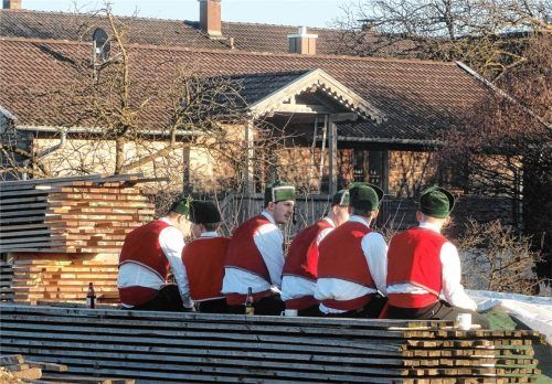 Auch die härtesten Schäffler brauchen einmal eine Auszeit. Speziell, wenn die Sonne scheint. So gesehen nach einem Tanz nahe Babensham am vergangenen Wochenende. Am Faschingswochenende bis Faschingsdienstag ist jetzt Endspurt der Wasserburger Schäffler. Wer sie also noch mal sehen möchte, muss sich sputen.