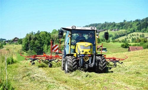 Auch in der Landwirtschaft im Landkreis Rosenheim ist E-Mobilität ein Thema. Allerdings sind BBV und Landmaschinen-Händler noch nicht gänzlich von der elektrischen Zukunft auf dem Acker überzeugt. Foto EDER GmbH