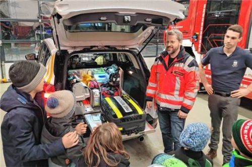 Auch um die Kleinsten kümmern sich die First Responder. Auf dem Bild sind die Klöpferkinder mit Vorsitzendem Thomas Niedermaier sowie Responderleiter Christoph Lederer zu sehen. Foto Stache