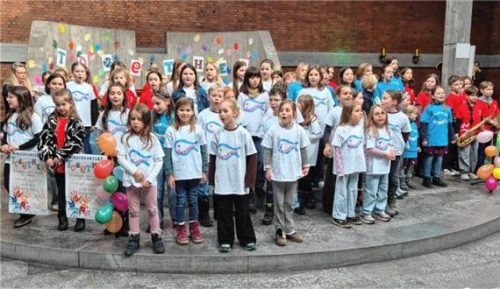Auf dem Gruppenbild: In Rot die Bläser-Klassen, in Weiß die Innfische und in Blau die Cantinis. Foto Rieger