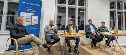 Auf dem Podium: (von links) OVB-Redakteur und Moderator Josef Enzinger mit den Kandidaten Thomas Döring (Grüne), Stefan Streck (CSU), Peter Hobmaier (UWG) und Madlen Winterer (SPD). Fotos Dalhoff