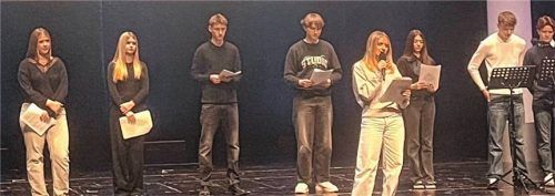 Auf der Bühne des Volkstheaters präsentierten die Schüler ihre Erkenntnisse. Foto re