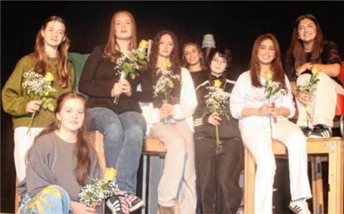 Auf der Bühne: (von links) Bohdana Kadurina, Anouk Pham (vorne), Klea Spahijaj, Blerka Zeka, Aliyah Mai, Carla-Eva Mihes, Elnaz Sherjan und Elnaz Piruzi. Foto Zandl