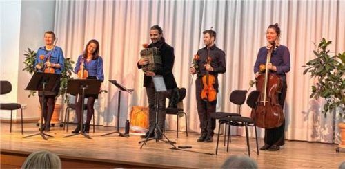 Auf der Bühne: (von links) Regine Nosske und Juli Linden (Violinen), Facindo Barreyra (Bandoneon, Percussion, Komponist und Arrangeur), Christopher Zack (Viola) und Elizabeta Crnojevic (Cello). Foto Prokop