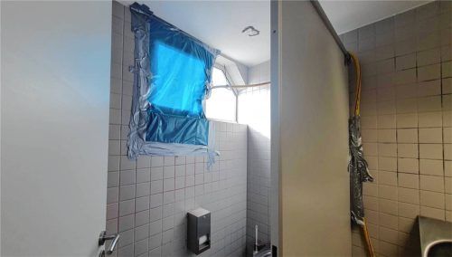 Auf der Herrentoilette wurde randaliert und unter anderem ein Fenster eingeschlagen.