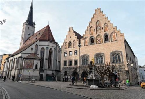 Auf der Rückseite des Rathauses ist eine PV-Anlage vorgesehen.