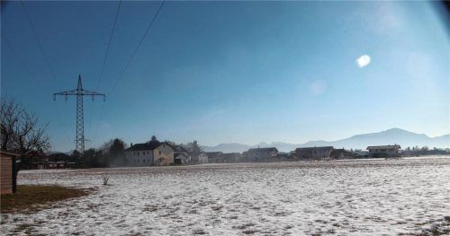 Auf der Wiese zwischen den beiden Stichstraßen der Linnersbergstraße und der Buchäckerstraße soll die Baugebietserweiterung der Buchäckerstraße erfolgen. Der Gemeinderat billigte die Bauleitplanung in der Verlängerung der Buchäckerstraße und den Satzungsbeschluss zur Erweiterung des Bebauungsplans einstimmig. Foto zaa