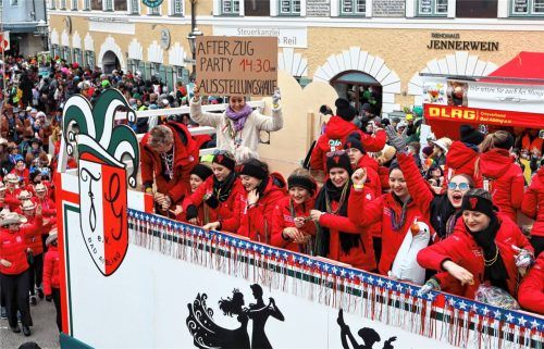 Ausgelassene Stimmung verbreitete die Faschingsgilde mit Prinz Marinus II. und Prinzessin Lisa I. auf dem Wagen der Faschingsgilde Bad Aibling. Fotos Strim