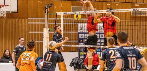 Außenangreifer Fabian Bartsch bleibt am Samstag noch am starken Kriftler Block hängen. Sonntag folgte dann die Wende mit dem Sieg gegen Frankfurt.Foto fab