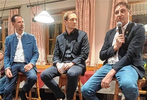 Austausch von Argumenten: (von links) Bürgermeisterkandidat Alexander Rank, Moderator Michael Griesenbeck und Bürgermeister Herbert Strauch diskutierten im voll besetzten Saal des Gasthofs Hinterwirt. Foto  Giesen